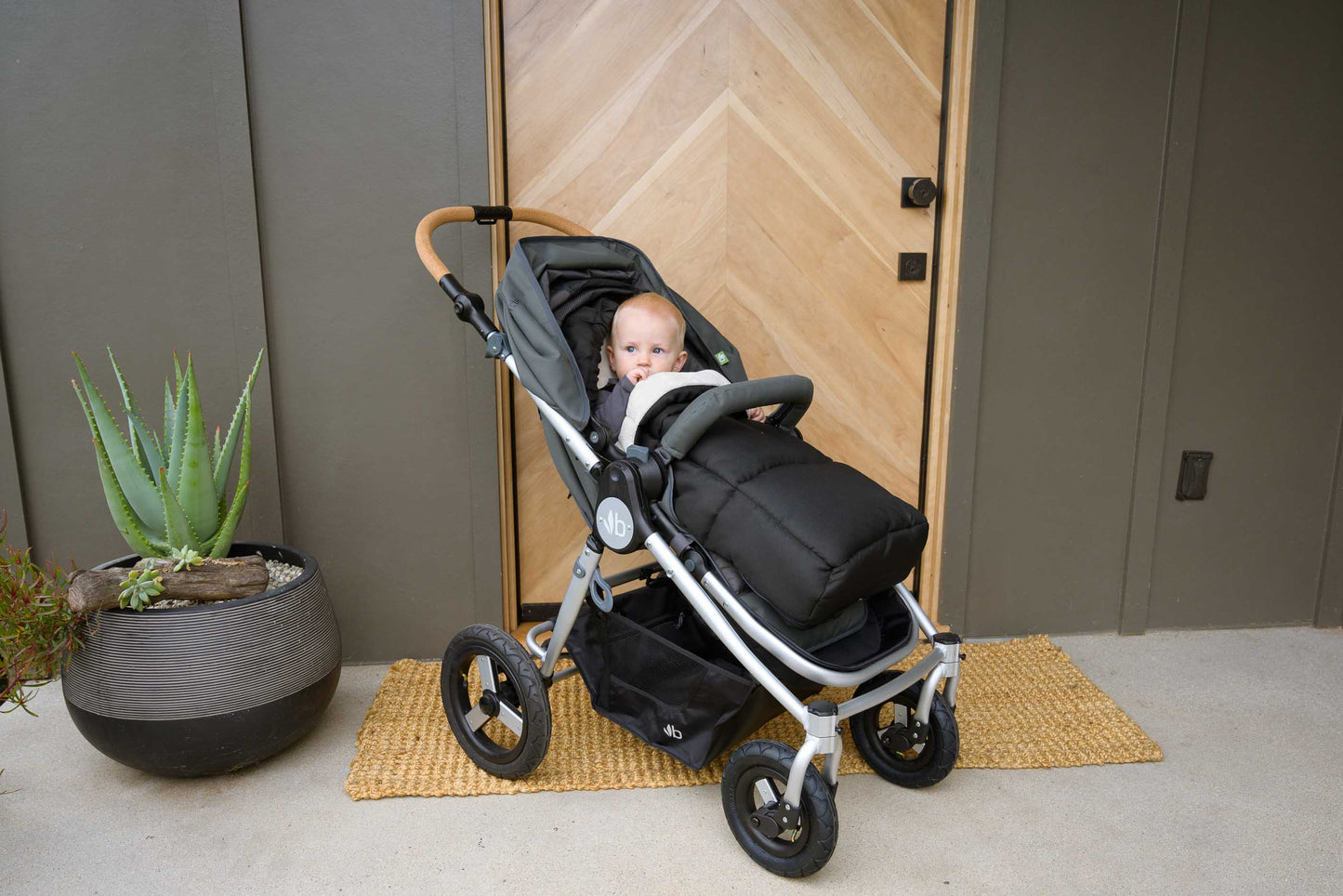 Bumbleride Era with Cold Weather Footmuff in Matte Black