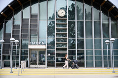 Picture of mother pushing Bumbleride Era reversible stroller in front of train station. New Collection 2022- Global
